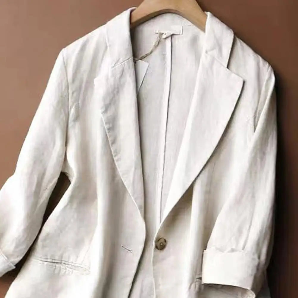 Blazer feminino de fibra sintética com modelagem oversized, gola de lapela e botão único.