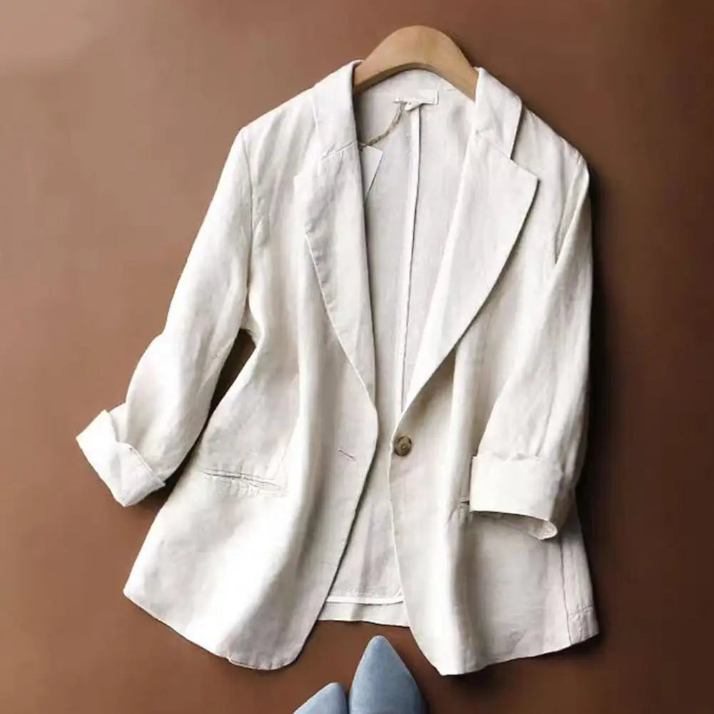 Blazer feminino de fibra sintética com modelagem oversized, gola de lapela e botão único.