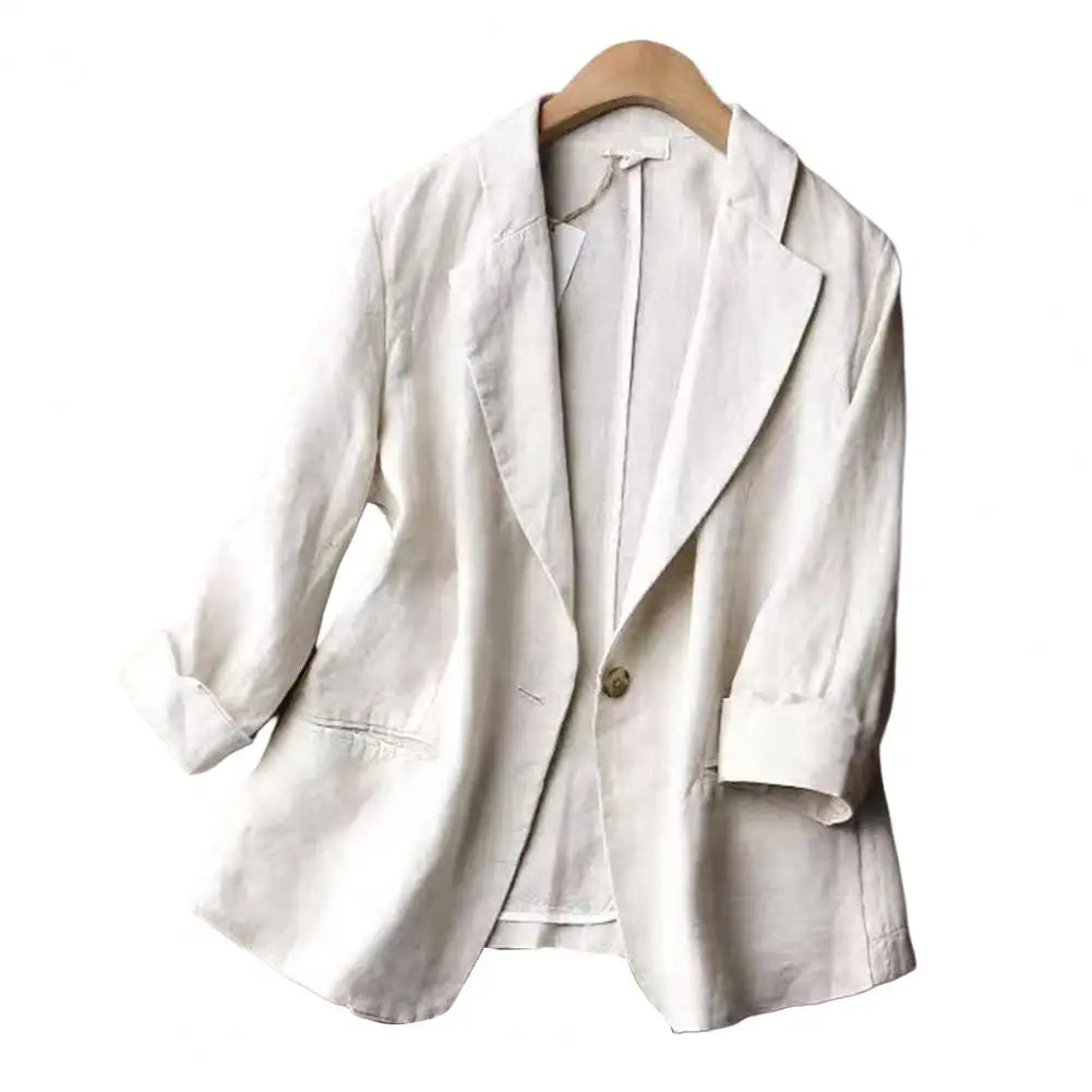 Blazer feminino de fibra sintética com modelagem oversized, gola de lapela e botão único.