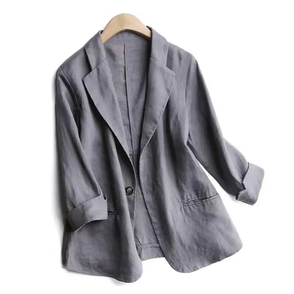 Blazer feminino de fibra sintética com modelagem oversized, gola de lapela e botão único.